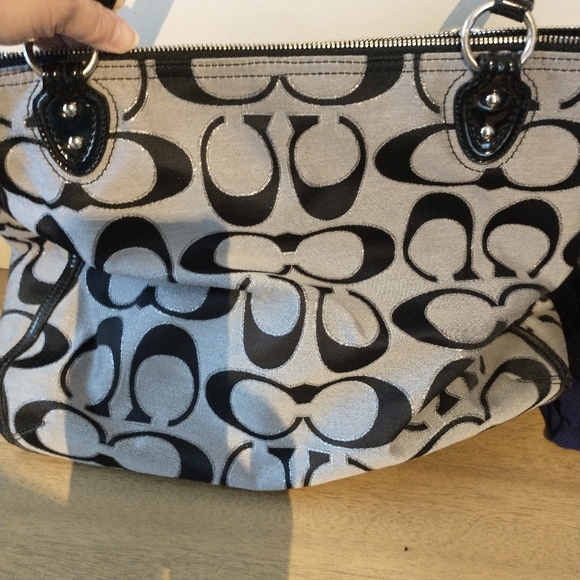 Gently Used AUTHENTIC Coach Shoulder Bag with a GORGEOUS purple lining! - Picture 2 of 5